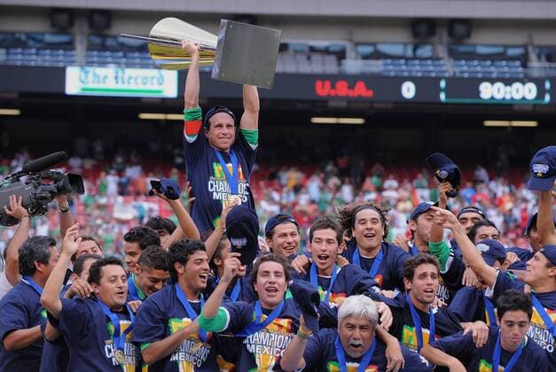 Mexiko gewinnt den CONCACAF Gold Cup 2009, Gerardo Torrado mit Pokal - Fußball Länderspiel Herren CONCACAF Gold Cup 2009, GoldCup, Finale, Nationalteam, Totale New York, NY, N Y Freude,