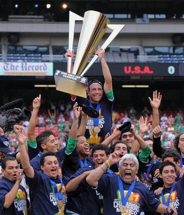 Mexiko gewinnt den CONCACAF Gold Cup 2009, Gerardo Torrado mit Pokal - Fußball Länderspiel Herren CONCACAF Gold Cup 2009, GoldCup, Finale, Nationalteam, Gruppe New York, NY, N Y Freude,