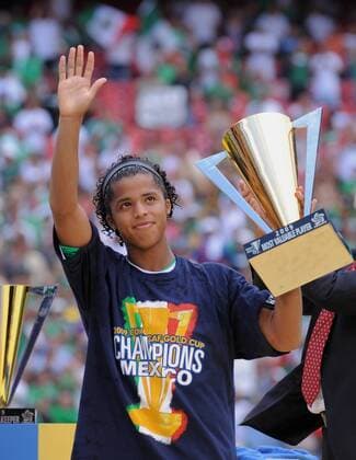 Giovani Dos Santos (Mexiko) wird mit dem Pokal für den wertvollsten Spieler im Rahmen des CONCACAF Gold Cup 2009 ausgezeichnet - Fußball Länderspiel Herren CONCACAF Gold Cup 2009, GoldCup, Finale, Nationalteam, Einzelbild New York, NY, N Y Freude,