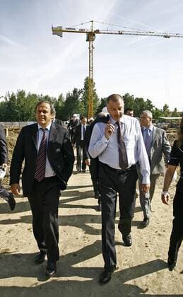 UEFA Präsident Michel Platini (Frankreich, li.) und Bürgermeister Rafal Dudkiewicz (Polen) während der Inspektion in Wroclaw, Austragungsort der EM 2012 -  (EN00258589013) Fußball EM Herren Vorschau 2009, Euro 2012, Besichtigung, Begehung, Stadionbesichtigung, Stadionbegehung, Vdig Gruppe Wroclaw