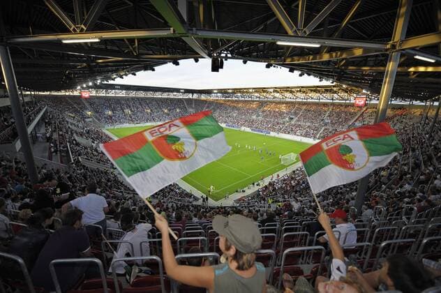 Fußball, Stadiongeschichte FC Augsburg Augsburger Fans schwenken in der Impuls Arena, neue Heimspielstätte des FC Augsburg, ihre Fahnen Fußball 2. BL Herren Saison 2009 2010, Stadioneröffnung, Eröffnung, Einweihung, Stadioneinweihung, Eröffnungsspiel, Vdig Totale Impuls Arena, ImpulsArena Augsburg