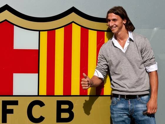 Neuzugang Zlatan Ibrahimovic (FC Barcelona) posiert vor dem Logo seines neuen Vereins -  - NOxONLINExUSE Fußball Herren Primera Division 2009 2010, 1. Liga, FC Barcelona, Barca, Präsentation, Pressetermin, Einzelbild Barcelona
