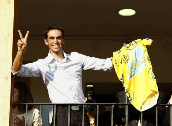 Alberto Contador (Spanien Astana), Gesamtsieger der Tour de France 2009, kehrt im Triumphzug heim nach Pinto, wo er begeistert empfangen wird -  - NOxONLINExUSE Radsport Herren Tour de France 2009, Straßenradsport, Straße, Rad Einzelbild Pinto Freude,