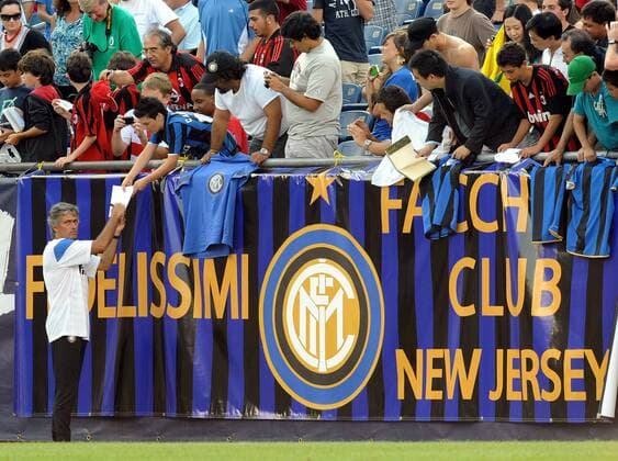 Trainer Jose Mourinho (Inter Mailand) gibt dem Fedelissimi Club New Jersey Autogramme -  Fußball Herren Serie A 2009 2010, 1. Italienische Liga, FC Internazionale Mailand, Inter, Training, Trainingslager Totale o0 USA Foxborough