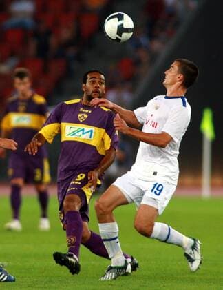Alain Rochat (FC Zürich, re.) gegen Marcos Tavares (Maribor) Fußball EC 1 Herren Champions League Quali 2009 2010, FC Zürich - NK Maribor 2:3 Gruppe Zürich Dynamik, 