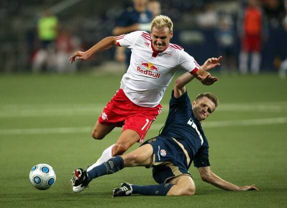 Champions League Qualifikation, Red Bull Salzburg vs NK Dinamo Zagreb - Alexander Zickler (Salzburg) und Igor Biscan (Zagreb).  o0 FC RedBull, RB, Aufmacher, Dynamik, Kampf