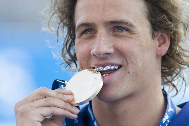 Weltmeister Ryan Lochte (USA) mit seiner Goldmedaille - er ist Weltmeister über 200m Lagen Schwimmen WM Herren WM 2009, Porträt Rom Freude,