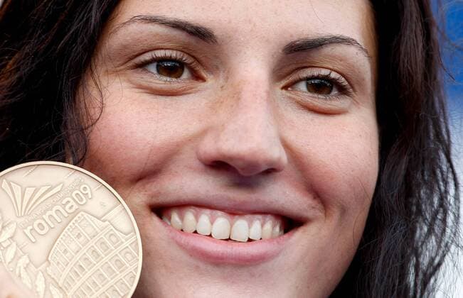 200m Brust, Damen, Siegerehrung. Mirna Jukic (AUT) mit ihrer Medaille. 