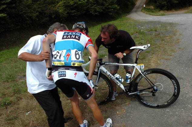 Andy Schleck (Luxemburg Saxo Bank) stürzt -  Radsport Herren Clasica Ciclista San Sebastian 2009, Classica, ProTour, Straßenradsport, Straße, Rad, Gruppe San Sebastian - San Sebastian