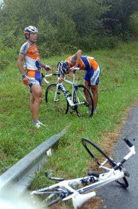 Oscar Freire (li.) stürzt, Teamkollege Juan Manuel Garate (beide Spanien Rabobank) sieht nach dem Rechten -  Radsport Herren Clasica Ciclista San Sebastian 2009, Classica, ProTour, Straßenradsport, Straße, Rad, Gruppe San Sebastian - San Sebastian