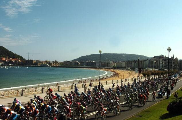 Peloton des Clasica Ciclista San Sebastian 2009 am Strand von San Sebastian -  Radsport Herren Clasica Ciclista San Sebastian 2009, Classica, ProTour, Straßenradsport, Straße, Rad, Totale San Sebastian - San Sebastian