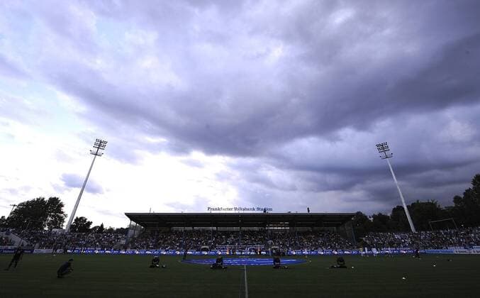 Fußball, Stadiongeschichte FSV Frankfurt Dunkle Wolken über dem Frankfurter Volksbank Stadion, Heimspielstätte des FSV Frankfurt -  Fußball Herren Testspiel 2009 2010, Test, FSV Frankfurt Totale Volksbank Stadion Frankfurt M.