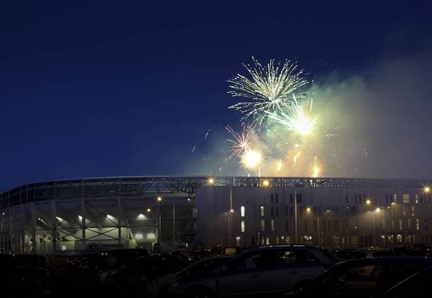 Fußball, Stadiongeschichte FC Augsburg Feuerwerk anlässlich der Stadioneröffnung der Impuls Arena, Heimspielstätte des FC Augsburg Fußball 2. BL Herren Saison 2009 2010, FC Augsburg, Einweihung, Eröffnung, Stadioneinweihung Totale Impuls Arena, ImpulsArena Augsburg