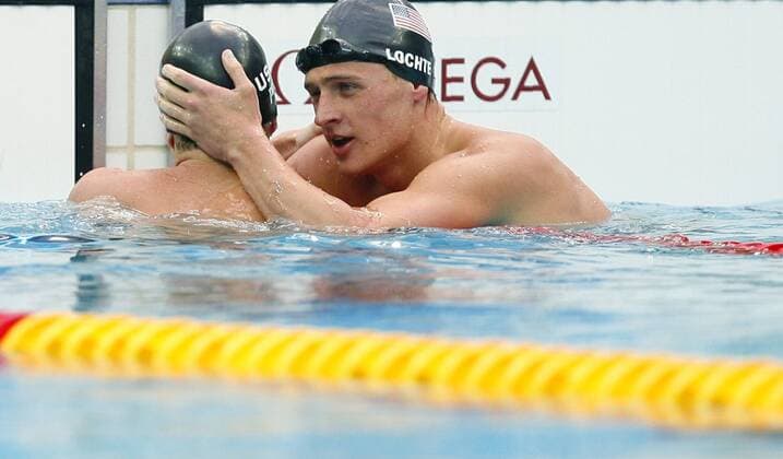 BEIJING,Ryan Lochte (R) of the United States hugs his teammate Aaron Peirsol after the men s 200m backstroke final at the Beijing 2008 Olympic Games  o0 Sommerspiele OS, Sommer