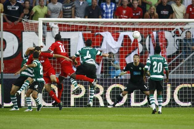 Douglas (Enschede, 4.v.re.) erzielt gegen Torwart Rui Patricio (Sporting Lissabon, 2.v.re.) den Treffer zum 1:0 -  Fußball EC 1 Herren Champions League Quali 2009 2010, FC Twente Enschede - Sporting CP Lissabon, Vdig Gruppe Enschede