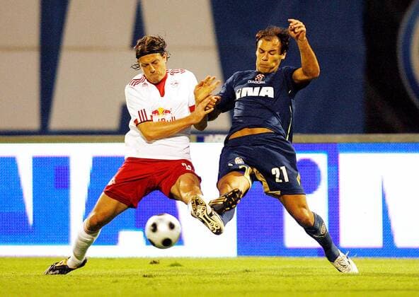 FUSSBALL - ZAGREB - UEFA Champions League Qualifikation, NK Dinamo Zagreb vs Red Bull Salzburg. Rene Aufhauser (RBS) und Ivica Vrdoljak (Zagreb).  o0 FC Redbull