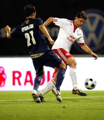 FUSSBALL - ZAGREB - UEFA Champions League Qualifikation, NK Dinamo Zagreb vs Red Bull Salzburg. Ivica Vrdoljak (Zagreb) und Rene Aufhauser (RBS).  o0 FC Redbull