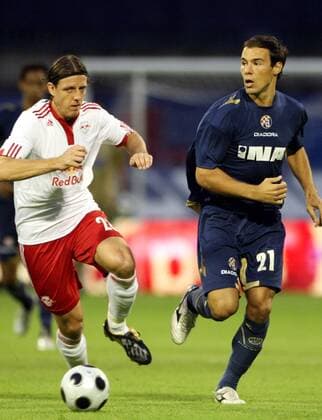 FUSSBALL - ZAGREB - UEFA Champions League Qualifikation, NK Dinamo Zagreb vs Red Bull Salzburg. Rene Aufhauser (RBS) und Ivica Vrdoljak (Zagreb).  o0 FC Redbull