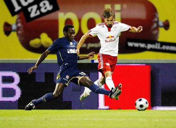 FUSSBALL - ZAGREB - UEFA Champions League Qualifikation, NK Dinamo Zagreb vs Red Bull Salzburg. Mathias Chago (Zagreb) und Dusan Svento (RBS).  o0 FC Redbull