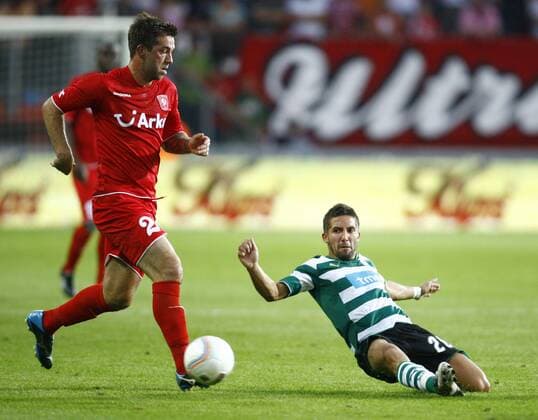 Theo Janssen (Twente Enschede, li.) gegen Joao Moutinho (Sporting Lissabon) -  Fußball EC 1 Herren Champions League Qualifikation 2009 2010, FC Twente Enschede - Sporting Lissabon 1:1 Gruppe Enschede Dynamik, Kampf,