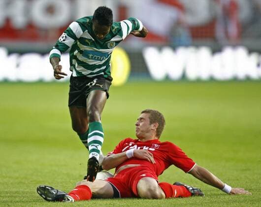 Slobodan Rajkovic (Twente Enschede, re.) gegen Yanick Djalo (Sporting Lissabon) -  Fußball EC 1 Herren Champions League Qualifikation 2009 2010, FC Twente Enschede - Sporting Lissabon 1:1 Gruppe Enschede Dynamik, Kampf,