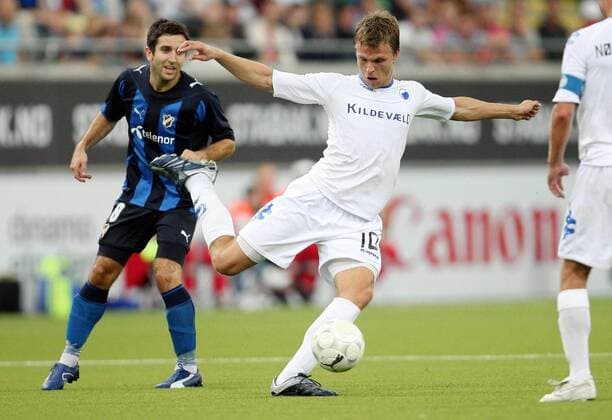 Espen Hoff (Stabaek, li.) gegen Jesper Grönkjaer (FC Kopenhagen) -  Fußball EC 1 Herren Champions League Quali 2009 2010, Stabaek IF - FC Kopenhagen 0:0 Gruppe Stabaek Dynamik,