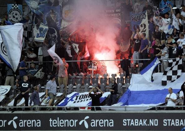 Bengalfeuer im Fanblock FC Kopenhagen -  Fußball EC 1 Herren Champions League Quali 2009 2010 Totale Stabaek