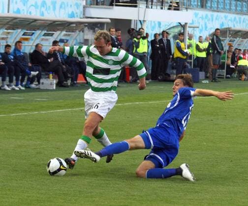 Aiden McGeady (Celtic Glasgow, li.) gegen Vladimir Granat (Dinamo Moskau) -  Fußball EC 1 Herren Champions League Qualifikation 2009 2010, Dinamo Moskau - Celtic Glasgow 0:2 Gruppe Moskau