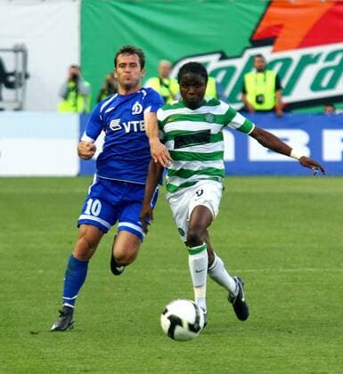 Aleksandr Kerzhakov (Dinamo Moskau, li.) gegen Landry N Guemo (Celtic Glasgow) -  Fußball EC 1 Herren Champions League Qualifikation 2009 2010, Dinamo Moskau - Celtic Glasgow 0:2 Gruppe Moskau Dynamik, Kampf,