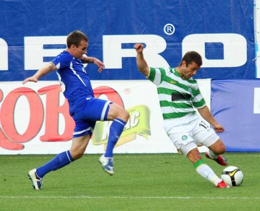 Luke Wilkshire (Dinamo Moskau, li.) gegen Shaun Maloney (Celtic Glasgow) -  Fußball EC 1 Herren Champions League Qualifikation 2009 2010, Dinamo Moskau - Celtic Glasgow 0:2 Gruppe Moskau Dynamik, Kampf,