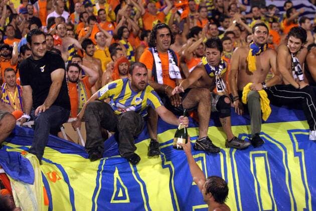 Belgrade, FC Apoel Nikosia fans celebrate with champaigne : 