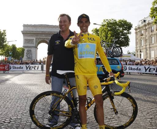 Alberto Contador (Spanien) und Teammanager Johan Bruyneel (Belgien beide Astana) jubeln über den Gesamtsieg bei der Tour de France 2009 -  Radsport Herren Tour de France 2009, Straßenradsport, Straße, Rad, Fotoshooting Gruppe 21. Etappe: Montereau Fault Yonne - Paris Freude,