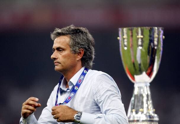Jose Mourinho walks past the trophy after the Italian Super Cup soccer match in Beijing.  o0 Siegerehrung, Trainer, Enttäuschung, Pokal, Trophäe, Objekte