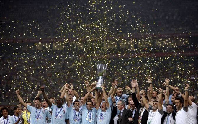 The Lazio team celebrates with the trophy after the Italian Super Cup soccer match in Beijing. Lazio won the match 2-1.  o0 Sieg, Sieger, Jubel, Freude, Siegerehrung, Objekte, Pokal, Trophäe, Rom, Totale