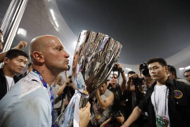 Lazio s Rocchi kisses the trophy after the Italian Super Cup soccer match in Beijing.  o0 Sieg, Sieger, Jubel, Freude, Objekte, Pokal, Trophäe, Rom, Einzelbild, Tommaso