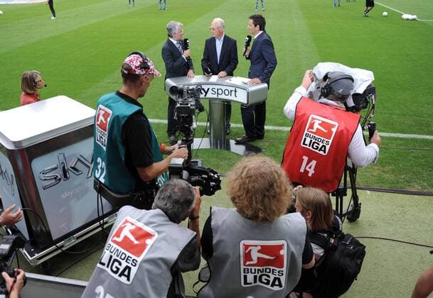 Sky Moderator Sebastian Hellmann (re.) im Gespräch mit Reporter Marcel Reif (Mitte) und Fußballexperte Franz Beckenbauer (beide Deutschland) Fußball 1. BL Herren Saison 2009 2010, FC Bayern München Totale Journalist Sinsheim