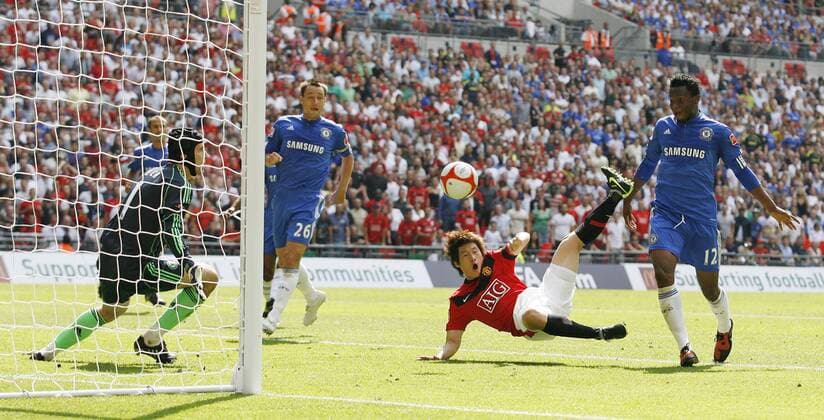 Manchester United s Ji-Sung Park (2R) fires in a shot past Chelsea s John Obi Mikel (R) - Community Shield EDITORIAL USE ONLY. No use with unauthorised audio, video, data, fixture lists, club league logos or live services. Online in-match use limited to 120 images, no video emulation. No use in betting, games or single club league player publications. o0 FC - ManU