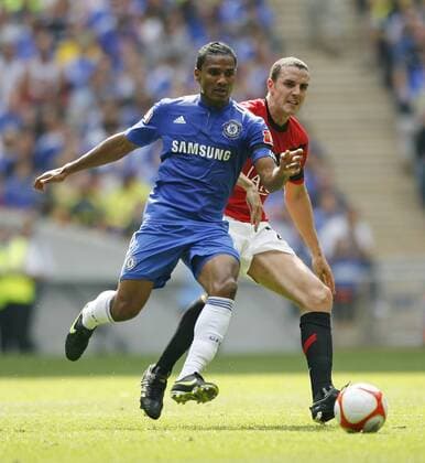 Manchester United s John O Shea (R) tussles with Chelsea s Florent Malouda - Community Shield EDITORIAL USE ONLY. No use with unauthorised audio, video, data, fixture lists, club league logos or live services. Online in-match use limited to 120 images, no video emulation. No use in betting, games or single club league player publications. o0 FC - ManU, OShea, Aufmacher