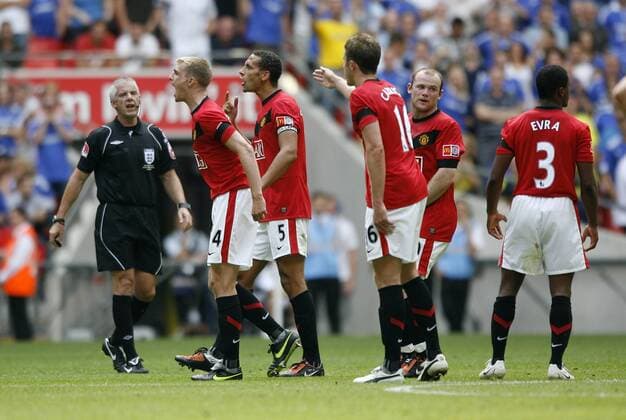 Manchester United s players argue with the linesman - Community Shield EDITORIAL USE ONLY. No use with unauthorised audio, video, data, fixture lists, club league logos or live services. Online in-match use limited to 120 images, no video emulation. No use in betting, games or single club league player publications. o0 ManU