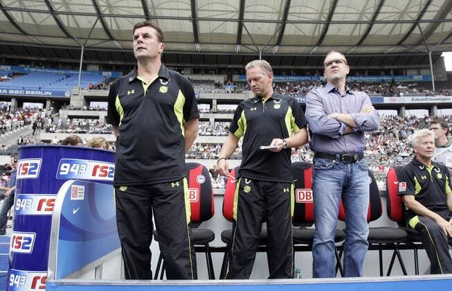 Trainergespann Hannover, v.li.: Trainer Dieter Hecking, Co Trainer Dirk Bremser und Sportdirektor Jörg Schmadtke Fußball 1. BL Herren Saison 2009 2010, Hannover 96 Gruppe Berlin Nachdenklichkeit,