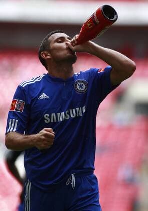 Chelsea s Frank Lampard celebrates winning the Community Shield EDITORIAL USE ONLY. No use with unauthorised audio, video, data, fixture lists, club league logos or live services. Online in-match use limited to 120 images, no video emulation. No use in betting, games or single club league player publications. o0 FC