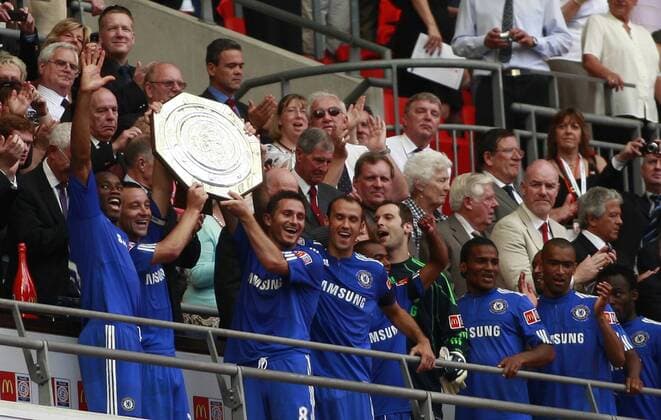 Chelsea s John Terry and Frank Lampard lift the Community Shield EDITORIAL USE ONLY. No use with unauthorised audio, video, data, fixture lists, club league logos or live services. Online in-match use limited to 120 images, no video emulation. No use in betting, games or single club league player publications. o0 FC, Siegerehrung, Freude, Objekte