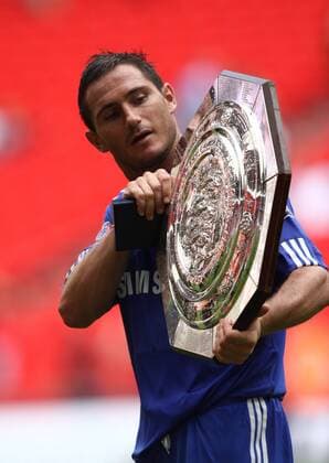 Frank Lampard (Chelsea) - Community Shield Sieger 2009 - mit der Trophäe -  Fußball Herren Englischer Supercup 2009, Community Shield, Chelsea FC London Einzelbild London Freude,