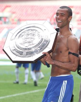 Ashley Cole (Chelsea) - Community Shield Sieger 2009 - mit der Trophäe -  Fußball Herren Englischer Supercup 2009, Community Shield, Chelsea FC London Einzelbild London Freude,