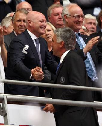 Geschäftsführer Peter Kenyon (li.) und Trainer Carlo Ancelotti (beide Chelsea) - Community Shield Sieger 2009 -  Fußball Herren Englischer Supercup 2009, Community Shield, Chelsea FC London Gruppe London Freude,