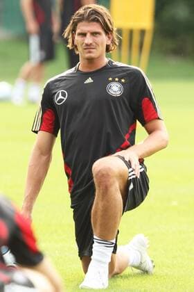 Mario Gomez (Deutschland) - Stretching Fußball Herren Nationalmannschaft 2009, Training Einzelbild Frankfurt M.
