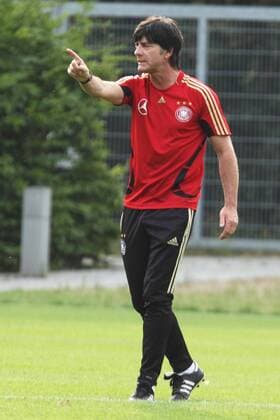 Bundestrainer Joachim Löw (Deutschland) - Gestik Fußball Herren Nationalmannschaft 2009, Training Einzelbild Frankfurt M.