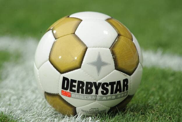 Derbystar Ball liegt bereit Fußball 1. BL Herren Saison 2009 2010, Einzelbild Bochum