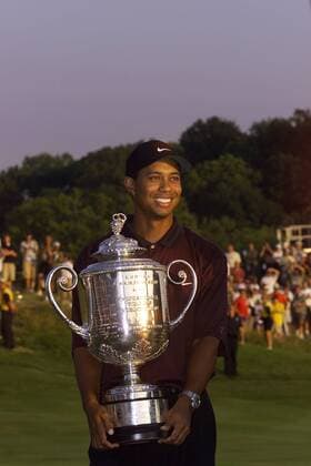 Tiger Woods (USA) holds the Wanamaker Trophy after winning the PGA Championship in Louisville Icon5570345 o0 Sieg, Sieger Siegerehrung Pokal Trophäe Freude Objekte Eldrick EDITORIAL USE ONLY
