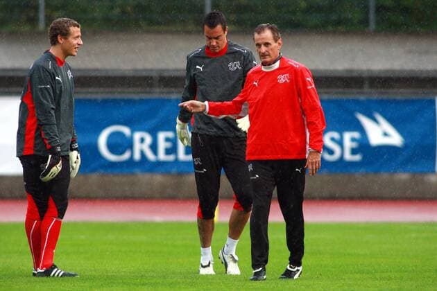 Torwarttrainer Willi Weber (re.) neben den Torhütern Diego Benaglio (Mitte) und Marco Wölfli (alle Schweiz) Fußball Herren Nationalteam 2009, Training, Vdig Gruppe Basel 